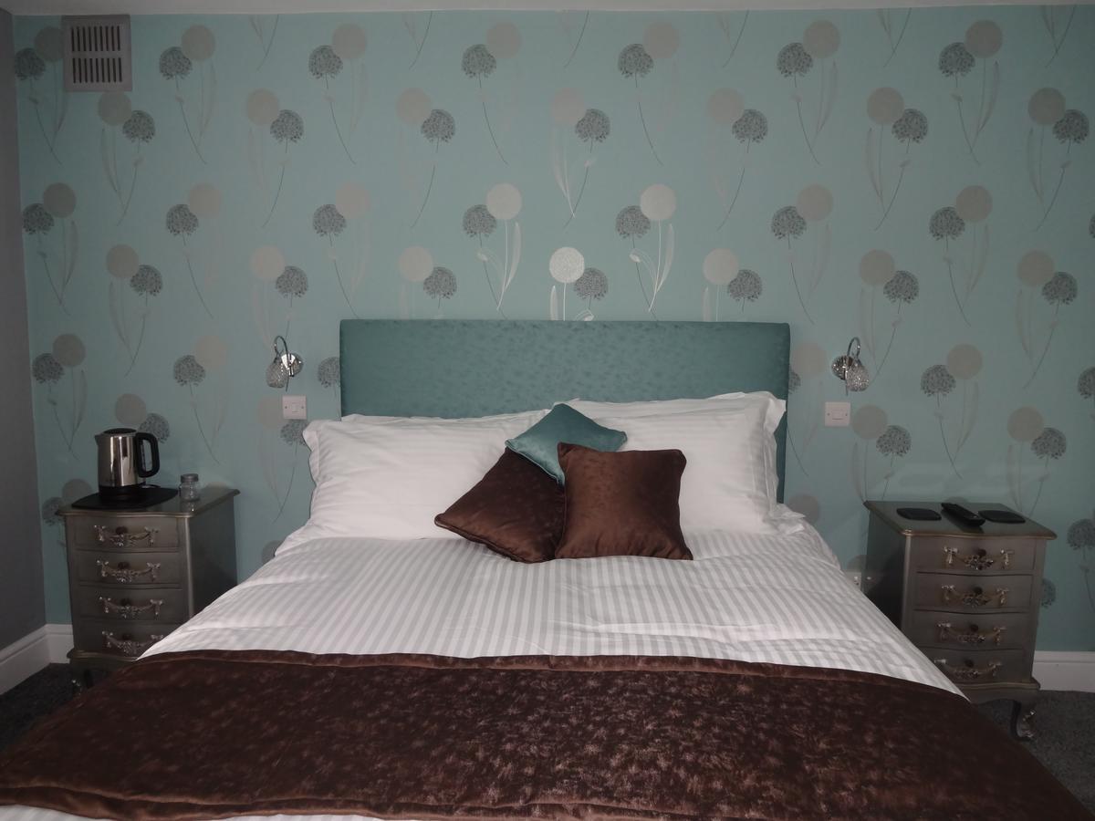 The Snooty Fox Warminster Hotel Exterior photo