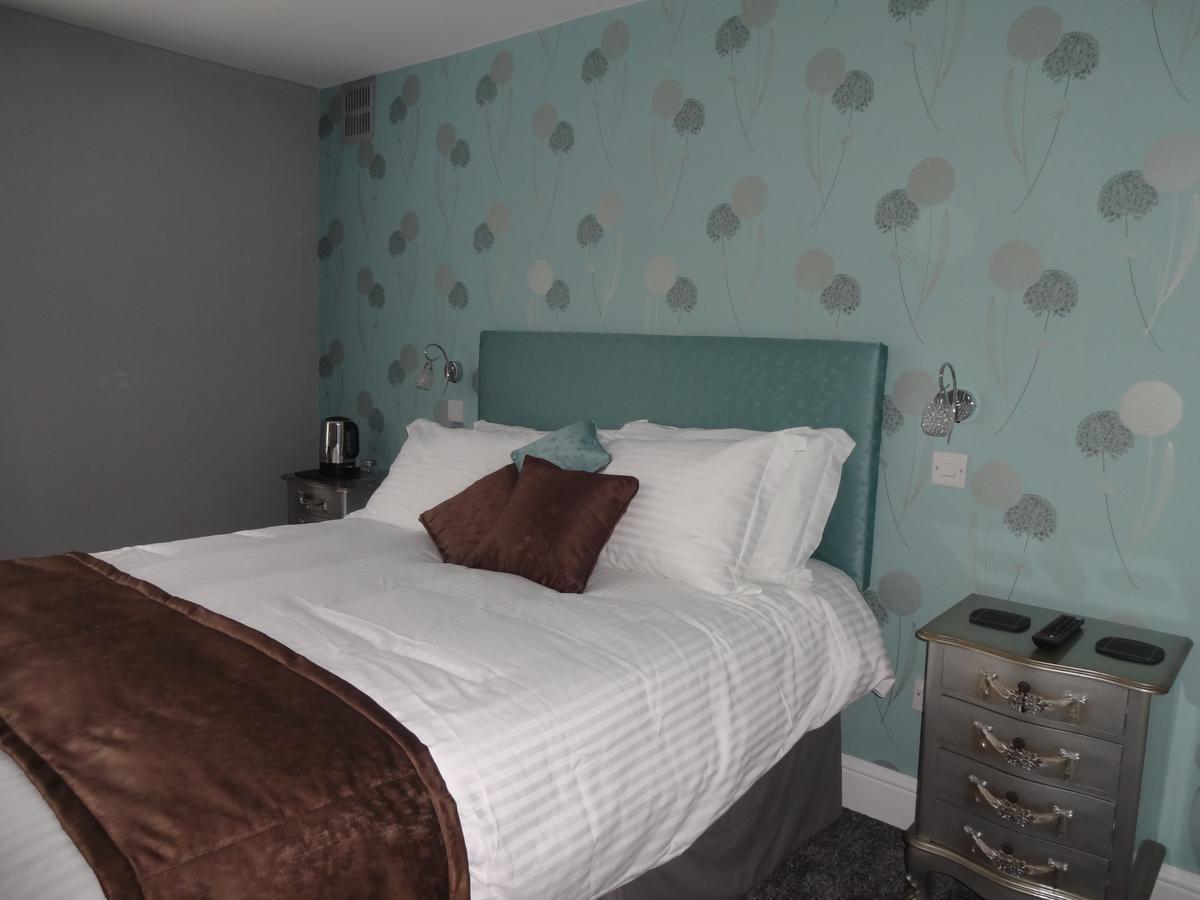 The Snooty Fox Warminster Hotel Exterior photo